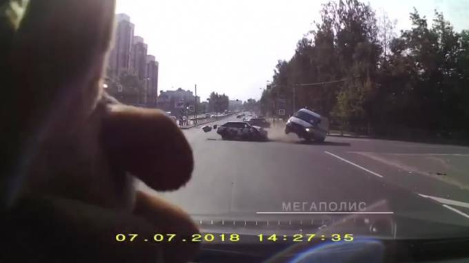 Появилось видео с моментом столкновения ВАЗ-2109 и скорой в Ленобласти