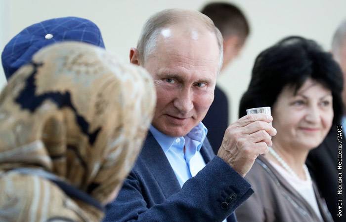 Путин поднял отложенный на двадцать лет тост в память о погибших в Дагестане