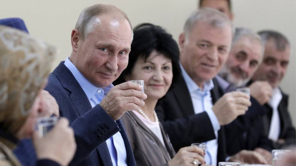 Путин выпил обещанную рюмку водки с ополченцами Дагестана