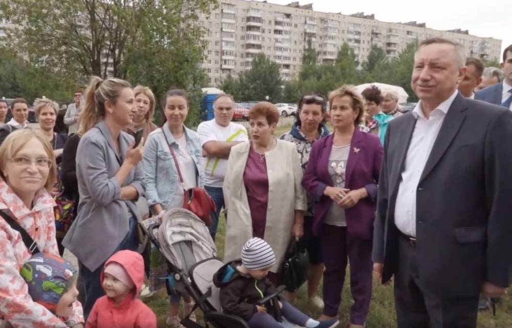 После общения с жителями Невского района Беглов раздал ряд поручений по благоустройству