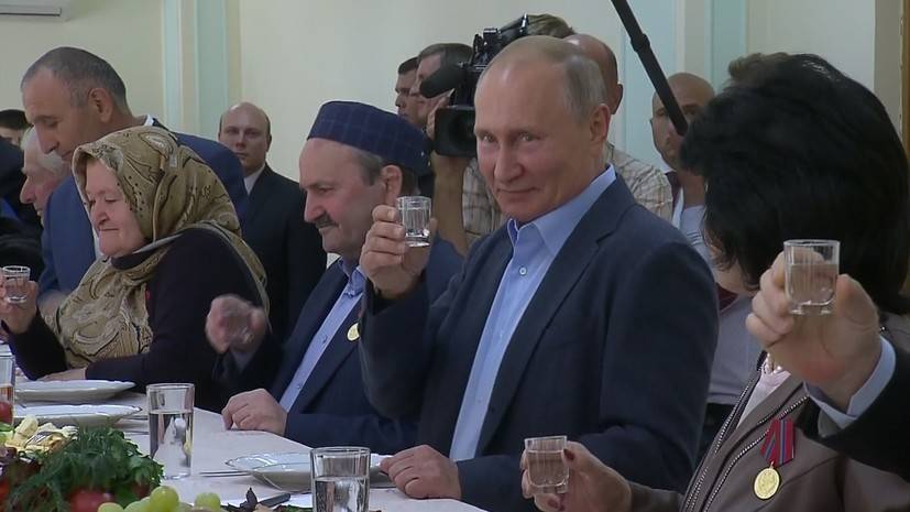 «Вы приглашали — я приехал»: в Дагестане Путин сдержал обещание 1999 года и выпил стопку