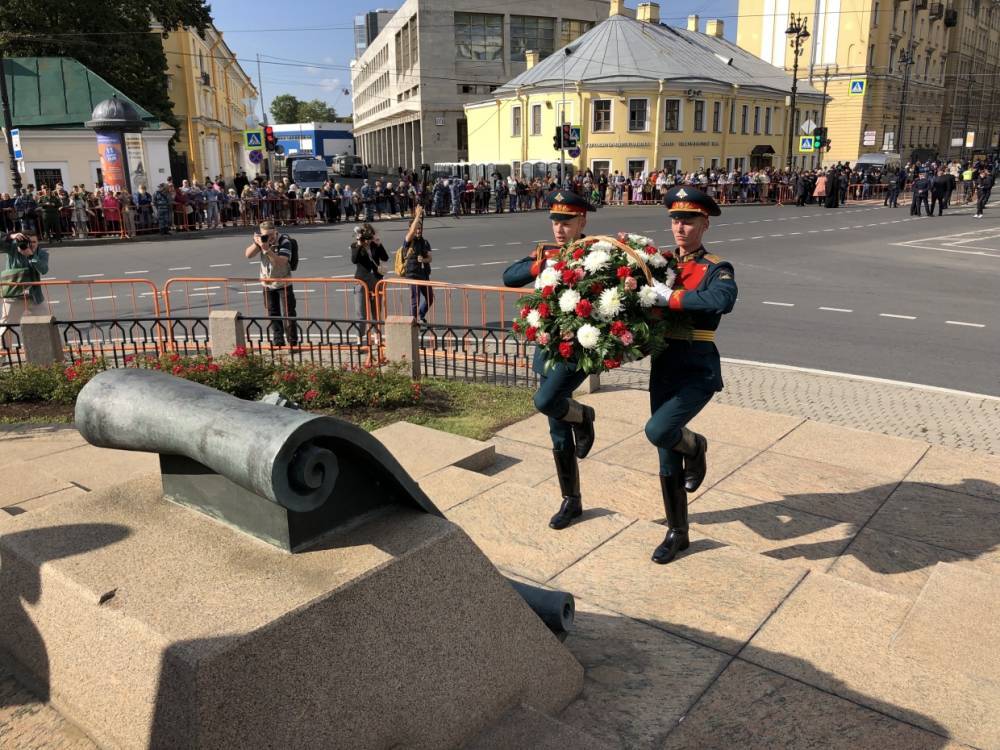 На площади Александра Невского возложили цветы к подножию памятника великому князю