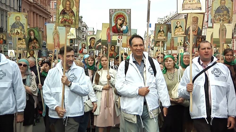 На крестный ход в Санкт-Петербурге вышли 100 тысяч человек