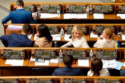 Пойманные на нарушении депутаты партии Зеленского отказались от зарплаты