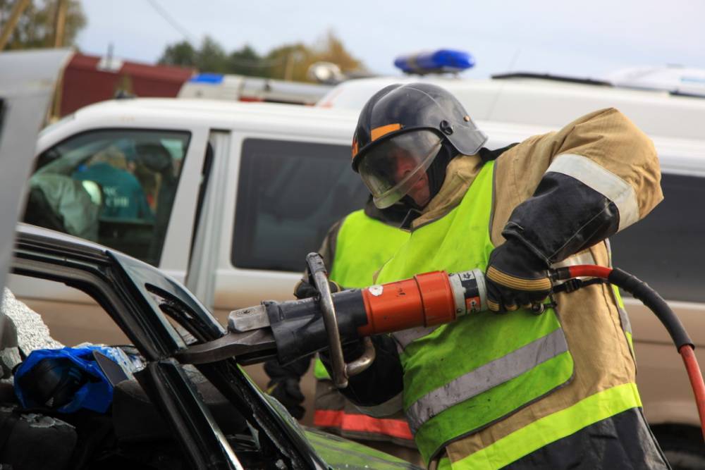 Спасатели вызволили пострадавших из покореженного автомобиля в деревне Воронкино