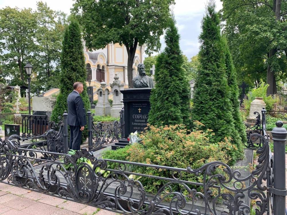 Александр Беглов возложил цветы к могиле Анатолия Собчака