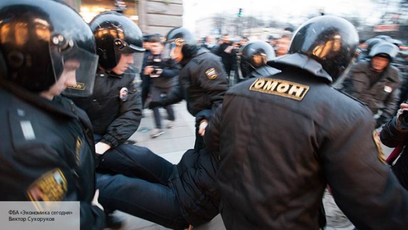 Провокатора, напавшего на сотрудника ОМОН в Москве, могут приговорить к 6 годам колонии