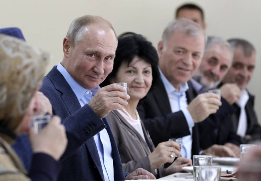 Путин выпил стопку в Дагестане, как и обещал 20 лет назад
