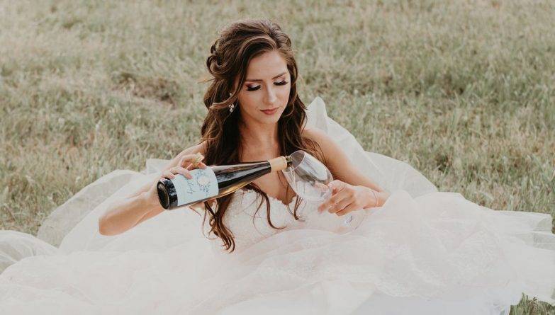 Невеста отменила свадьбу, но все равно устроила фотосессию в свадебном платье