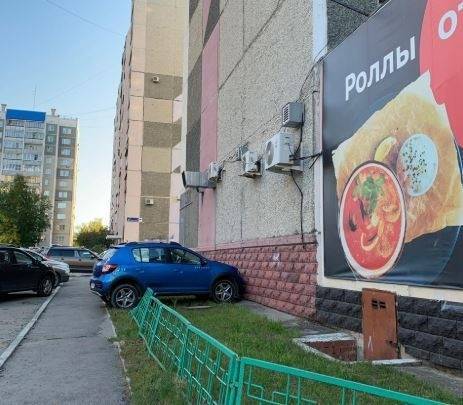 В Челябинске женщина за рулем иномарки влетела в стену многоэтажного дома