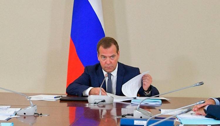 Мечта Медведева о сокращенной рабочей неделе разбивается о реальность: бизнес видит в этом сплошную головную боль и мало пользы