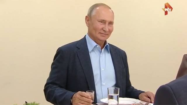 Видео: Путин выпил стопку с ополченцами в Дагестане