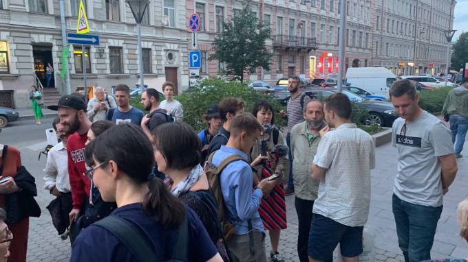 На народном сходе у МО "Владимирский округ" задержали девушку с плакатом