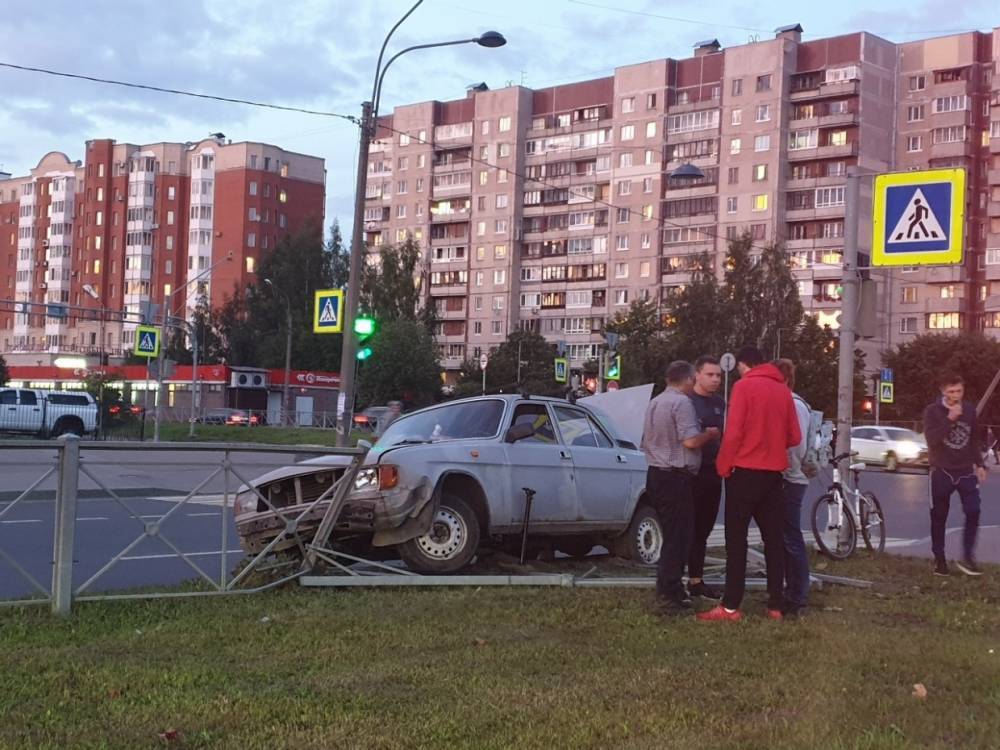 На перекрестке улицы Вербной и Новоколомяжского проспекта «Волга» протаранила ограждение