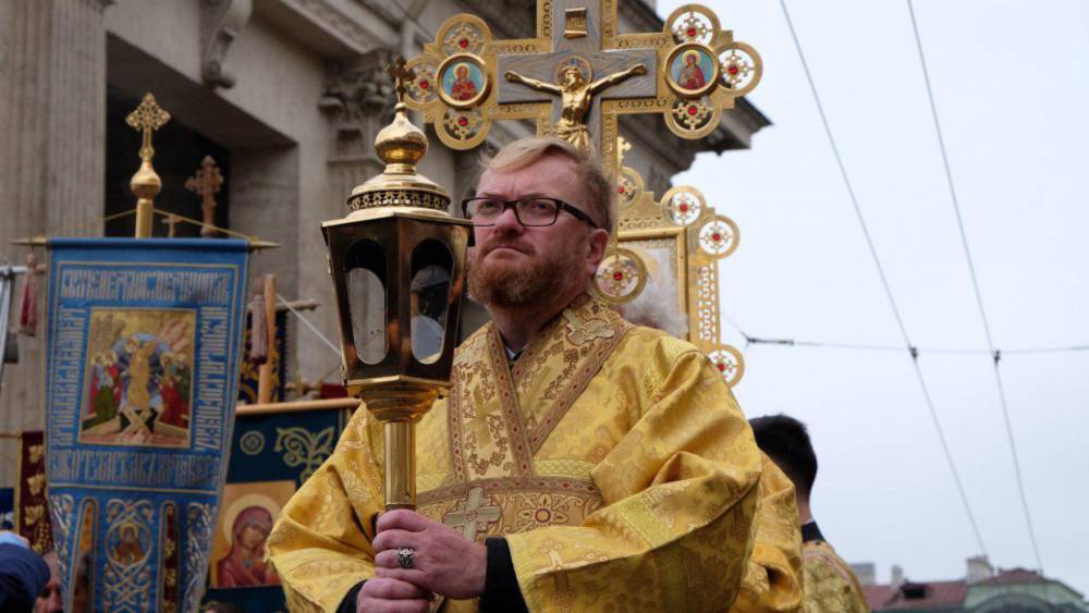 Милонов прошел в церковном облачении и с фонарем по Невскому проспекту