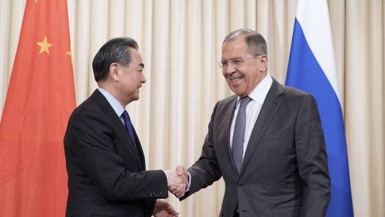 Третьим силам не удастся «вбить клин» в отношения России и Китая, заявил Лавров
