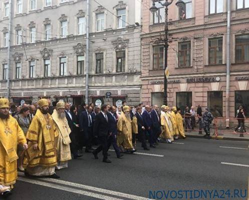 Ректор СПбГУ и спикер городского парламента возглавили многотысячный крестный ход