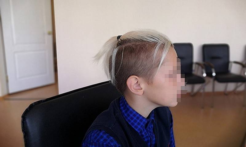 Российского школьника захотели отстранить от занятий из-за прически
