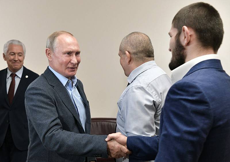 Путин похвалил Нурмагомедова за красивый бой
