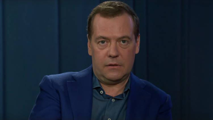 Медведев предложил добавить в родовой сертификат оказание психологической помощи