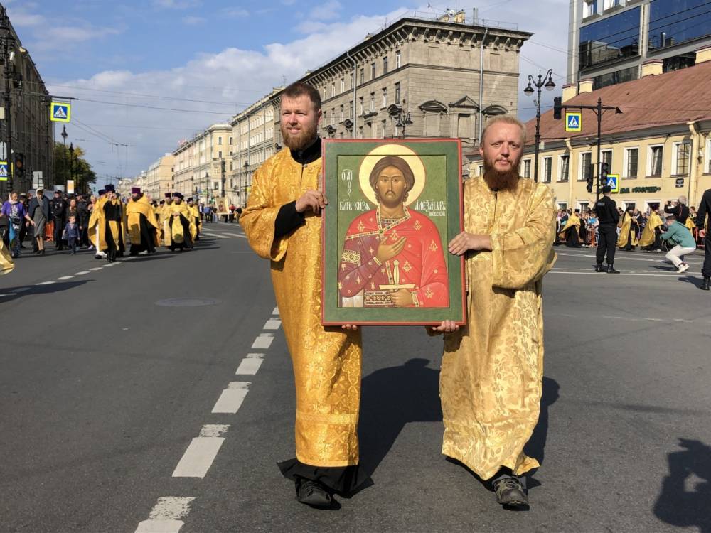 Колонна Крестного хода в Петербурге дошла до площади Александра Невского