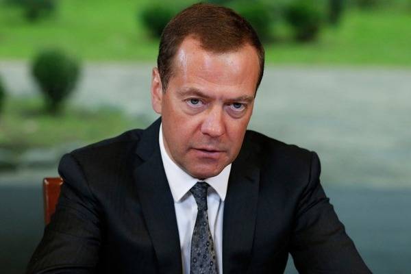 Медведев: Не нужно «просто так» раздавать деньги беднякам