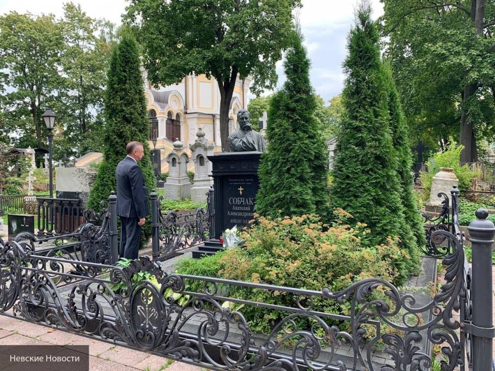 Александр Беглов возложил цветы к могиле первого мэра Петербурга Анатолия Собчака