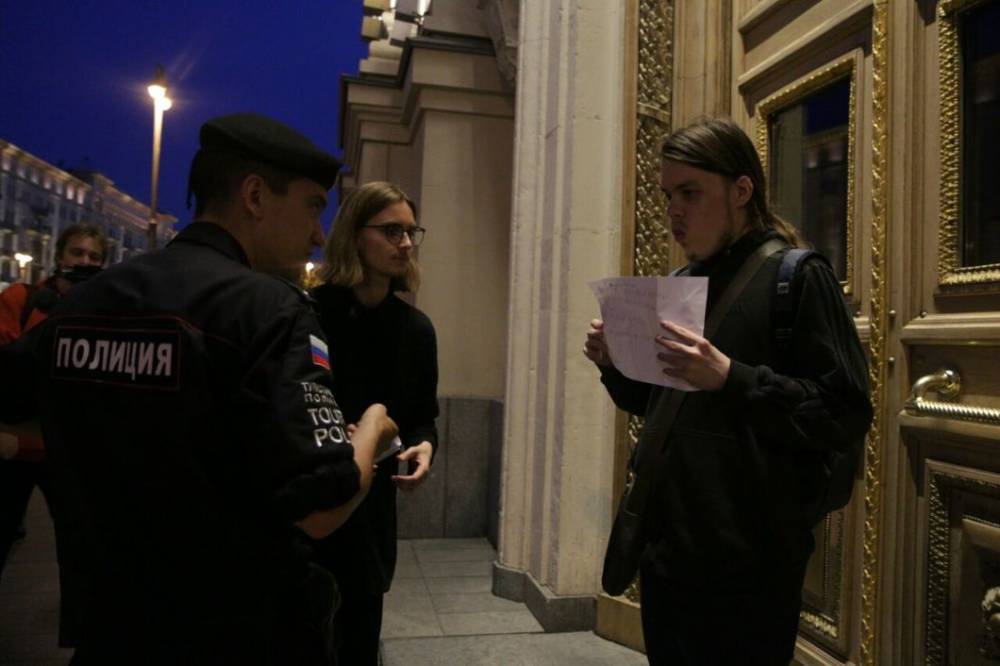 У мэрии Москвы начались одиночные пикеты за отмену электронного голосования