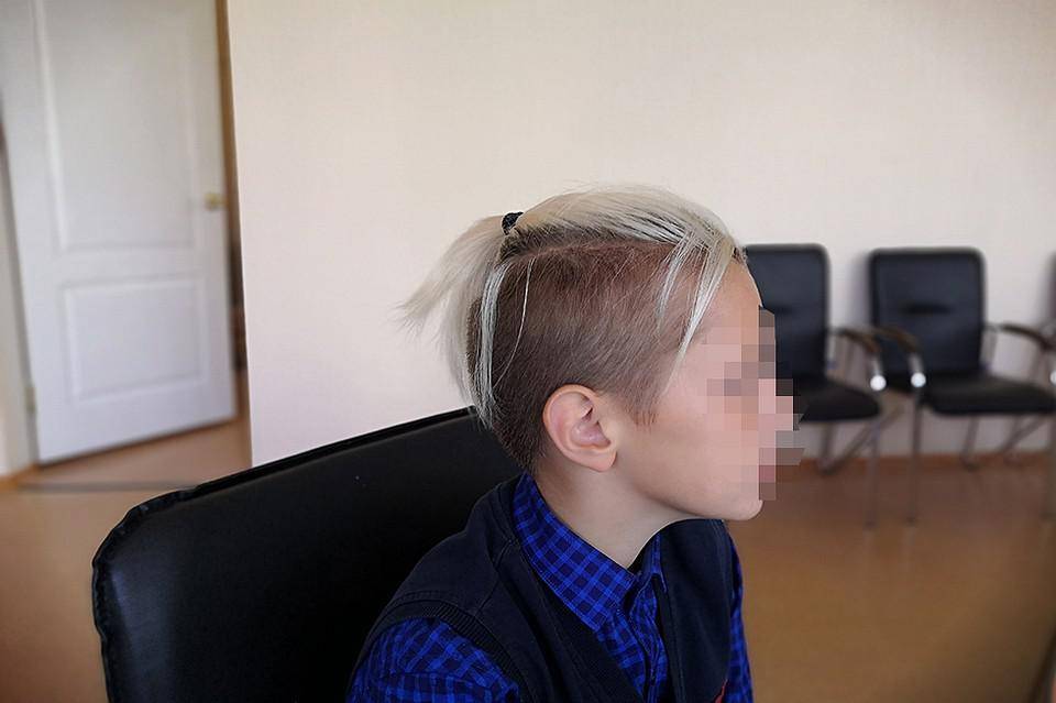 В Красноярске школьнику предложили перейти на домашнее обучение из-за причёски