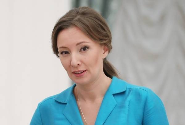 Анна Кузнецова требует прекратить дело против ударившего по машине томского подростка