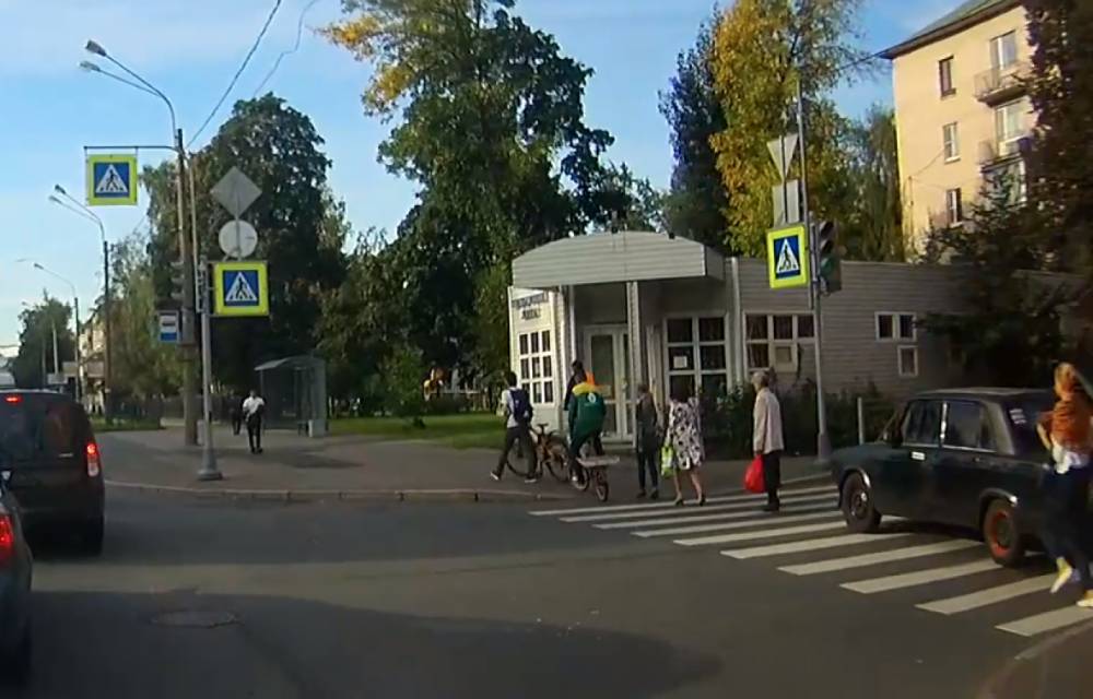 Петербуржцы сняли едущий по тротуару и пешеходному переходу «Жигули» на Металлистов