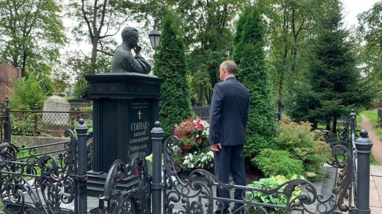 Беглов почтил память Анатолия Собчака, возложив букет на его могилу