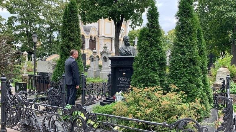 Глава Петербурга Беглов возложил цветы к могиле Анатолия Собчака