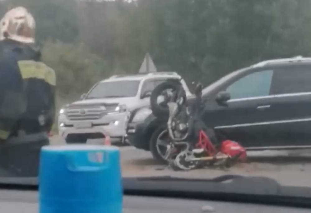 Появилось видео с места столкновения Mercedes и мотоцикла у Овцинского кладбища