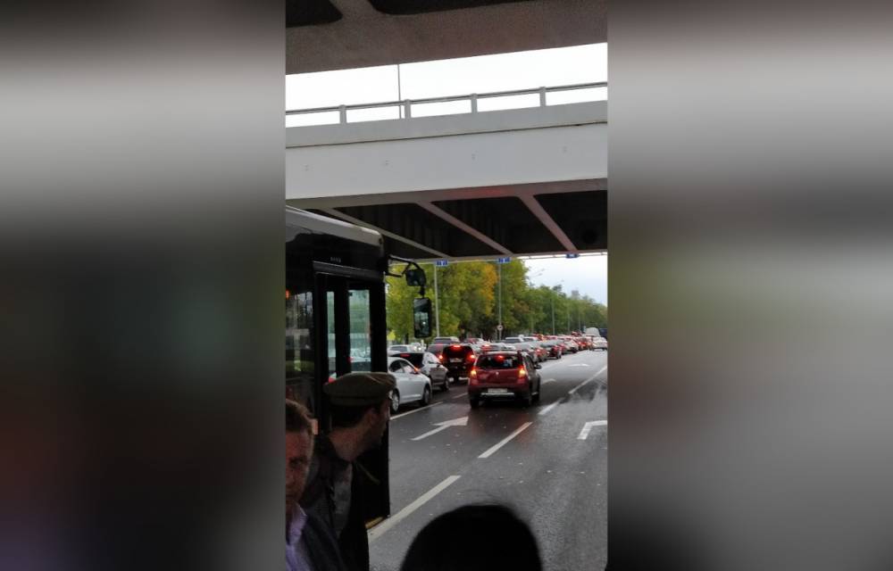 На спецполосе Пулковского шоссе автобус с пассажирам въехал в легковушку