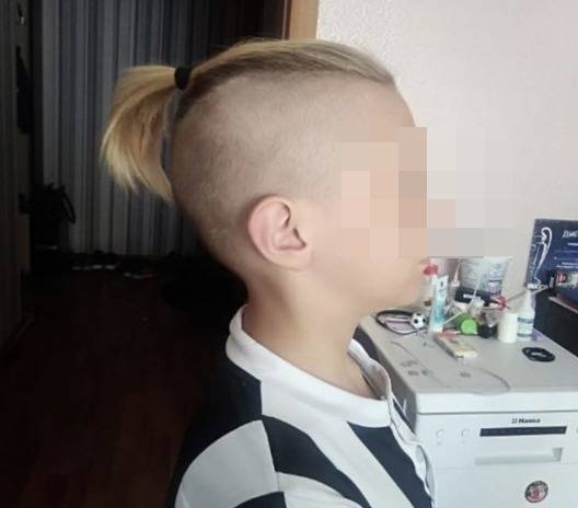 Красноярские чиновники разрешили школьнику сходить с волосами, собранными в пучок
