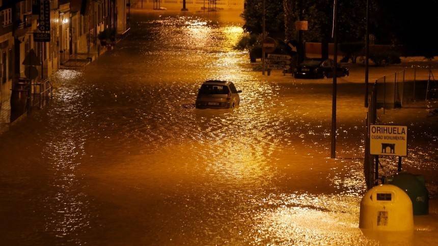 Видео: В Испании один за другим под воду уходят целые города