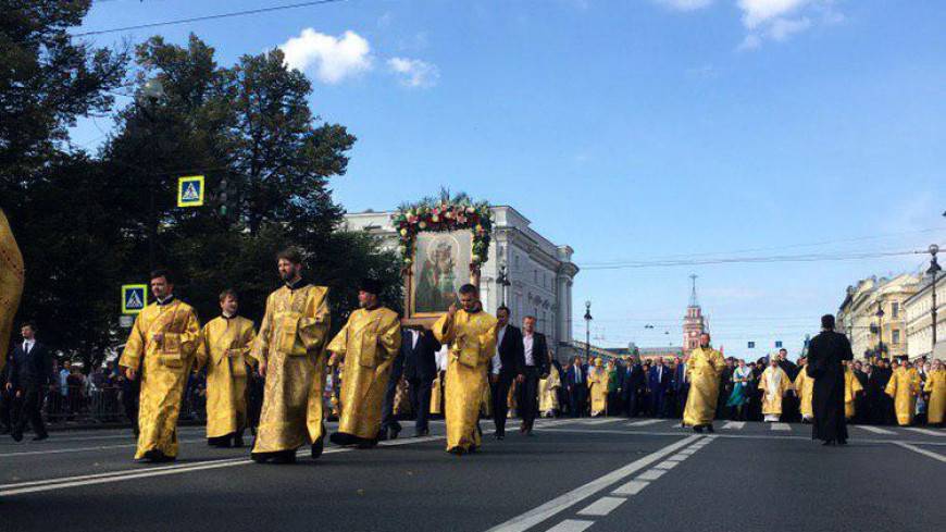 Тысячи верующих вышли в центр Петербурга в День Александра Невского