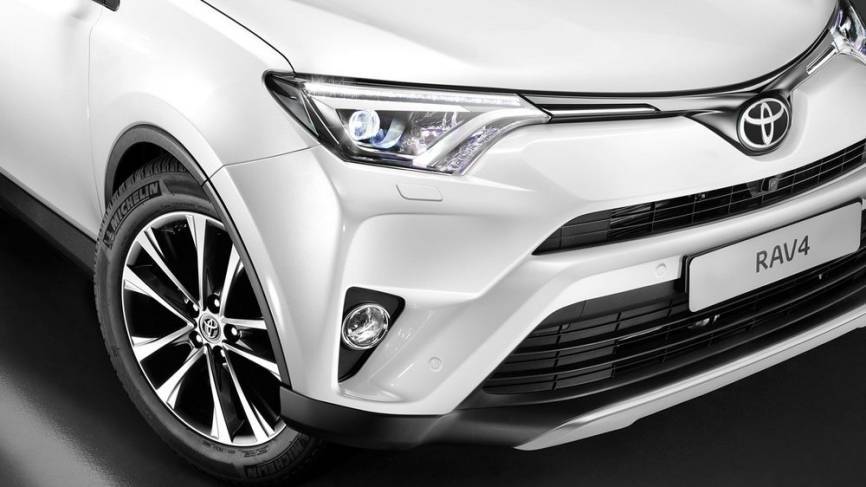 Toyota снизала цены кроссовера RAV4 в России