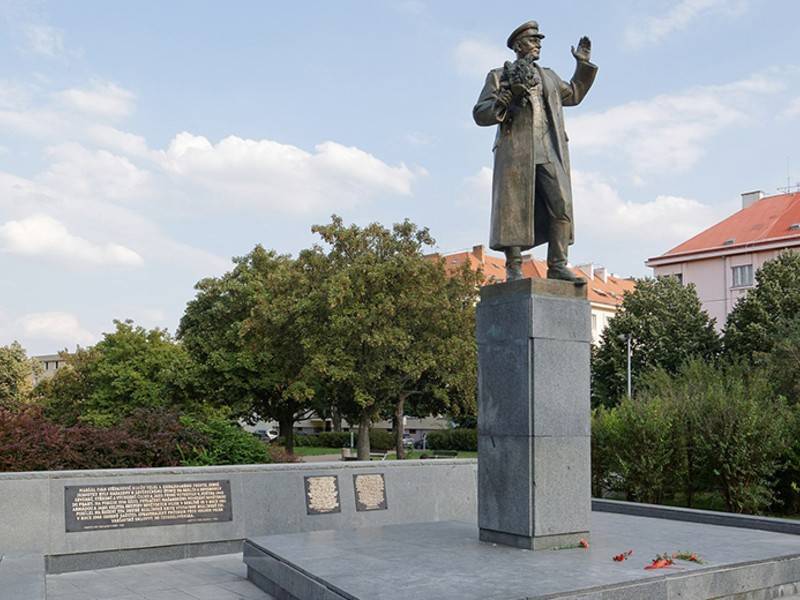Россия возмущена решением перенести памятник Коневу в Праге в музей