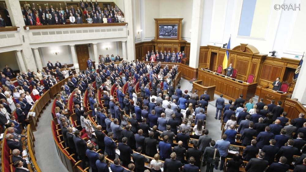 Депутата Рады сняли разгуливающим по залу заседаний в одних носках