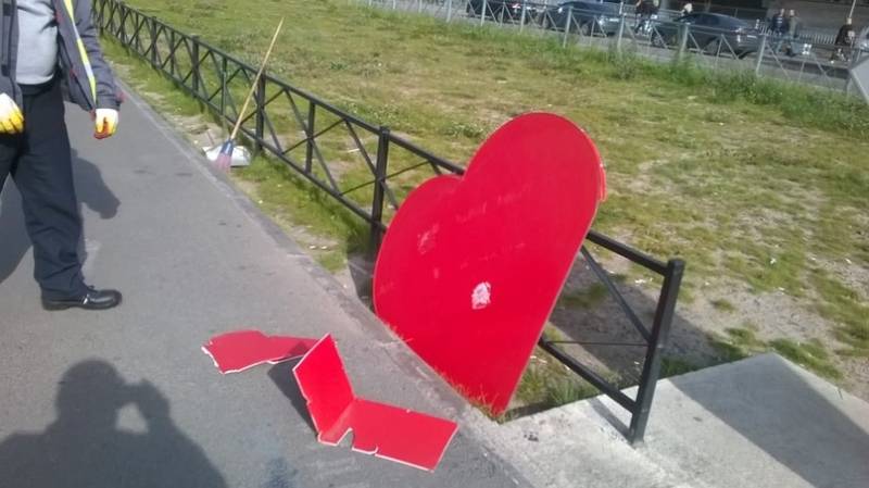 Вандалы повредили сердце арт-объекта «Я люблю Мурино»