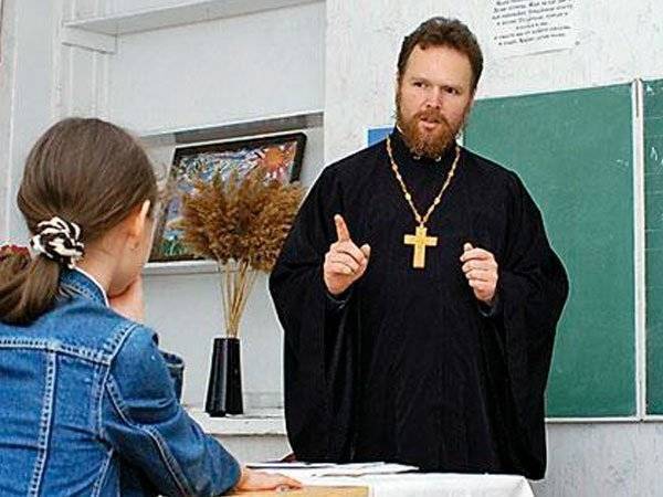 Администрация школы под Волгоградом отменила традиционный молебен из-за недовольства родителей