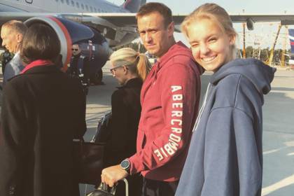 Навальный покинул страну после сообщений об обысках у его сторонников