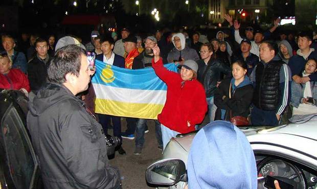 В центре Улан-Удэ начались столкновения между силовиками и участниками стихийного митинга