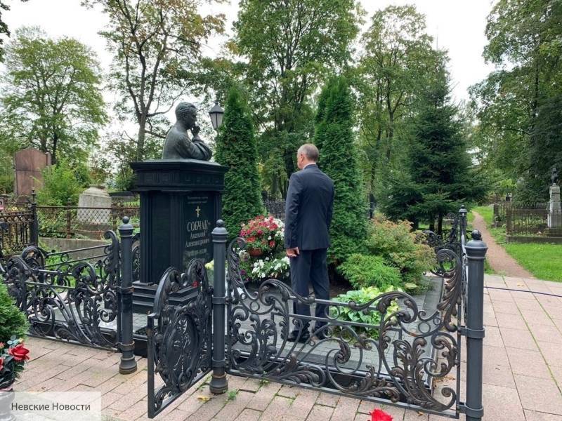 Беглов почтил память первого мэра Петербурга и возложил цветы к его могиле