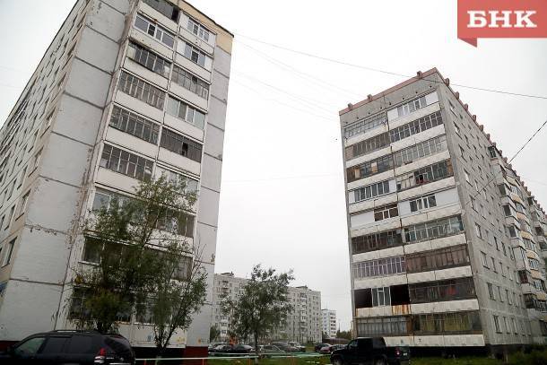 Следователи назначили проверку после падения престарелой женщины с 9-го этажа в Усинске