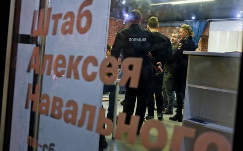 По всей России идут массовые обыски у сторонников Навального