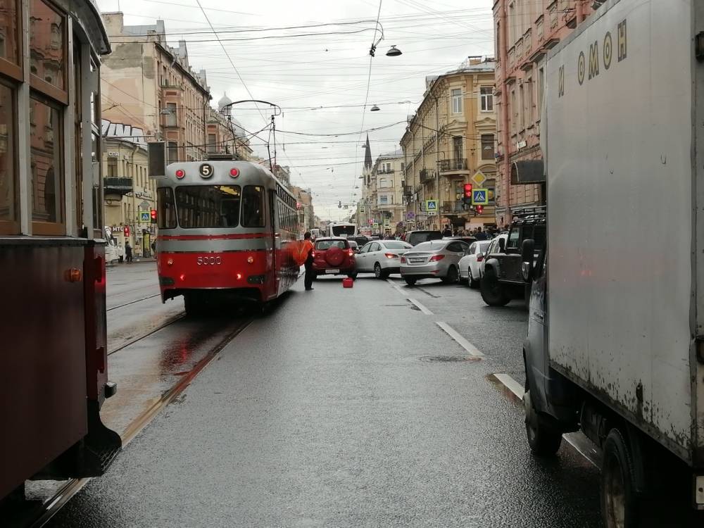Авария с двумя авто на Среднем проспекте «заставила» пассажиров выйти из салонов автобусов