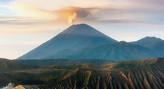Власти Индонезии эвакуируют граждан из-за извержения вулкана